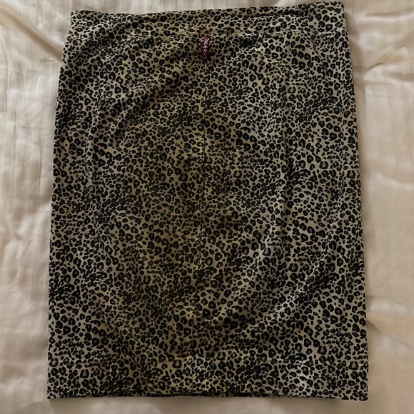 Hard tail leopard cotton stretch skirt. 23 inches from waist to bottom. - Picture 3 of 4